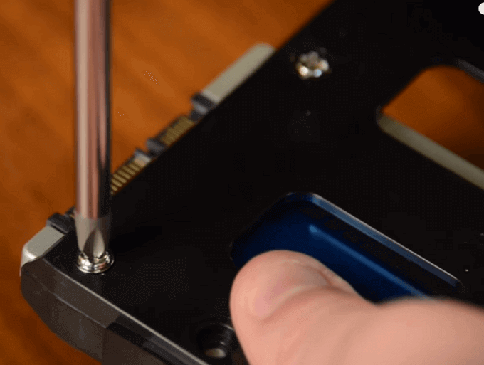 Einen speziellen Einbauschacht oder einen Laufwerksadapter hinzufügen