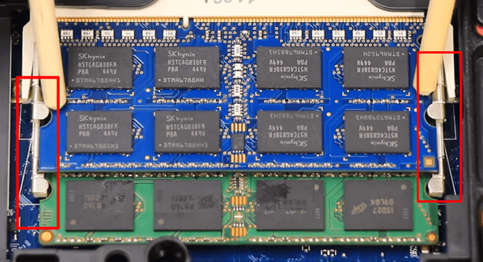 Die Arbeitsspeichermodule erneut einsetzen
