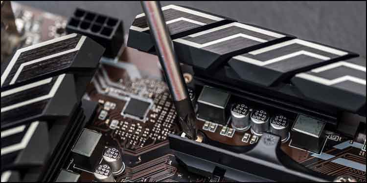 Überprüfen Sie die Schrauben auf der Hauptplatine