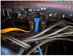 sata-Datenkabel einstecken