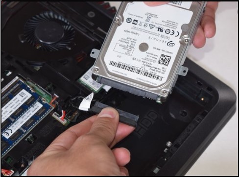 Trennen Sie die Kabel von der Festplatte