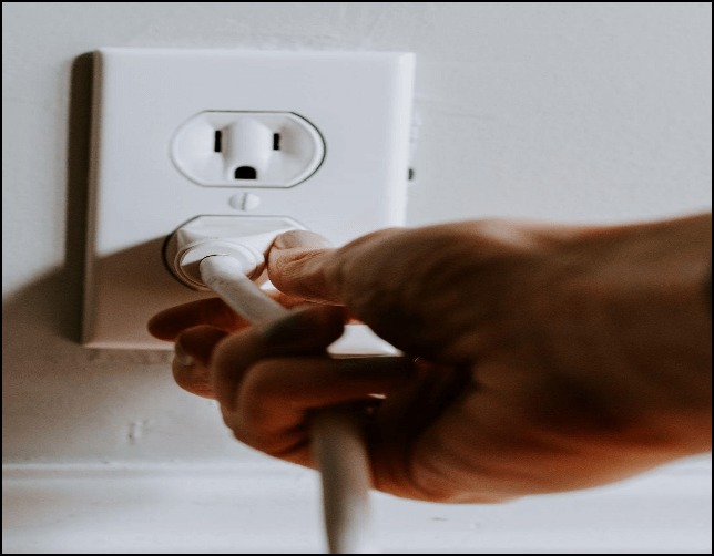 Schließen Sie den Monitor an die Stromquelle an